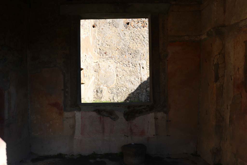 IX.2.5 Pompeii. December 2018. Looking towards east wall of triclinium. Photo courtesy of Aude Durand.