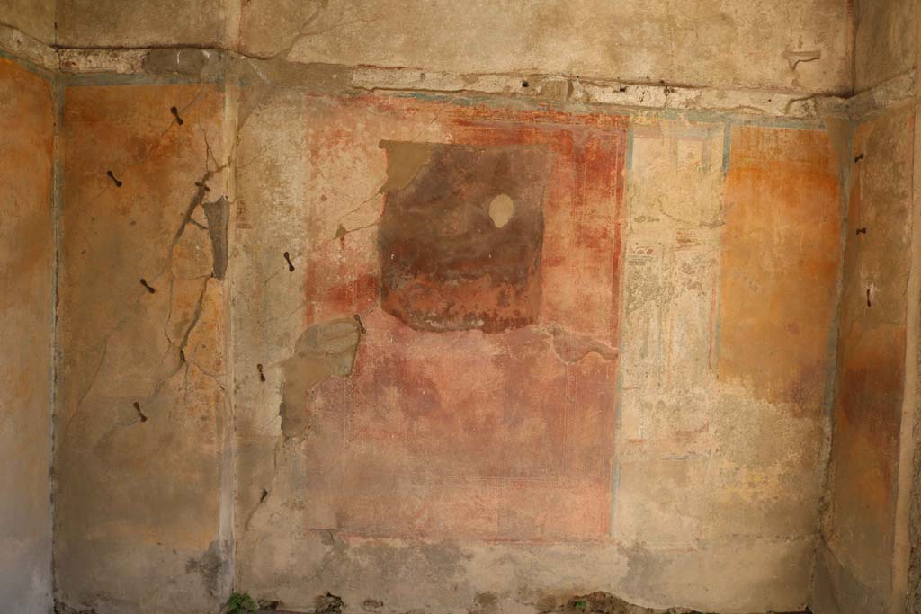 IX.2.5 Pompeii. December 2018. Looking towards south wall of triclinium. Photo courtesy of Aude Durand.