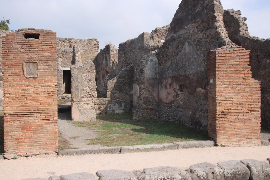 IX.2.7 Pompeii. October 2023. Looking towards entrance on east side of Via Stabiana. Photo courtesy of Klaus Heese.