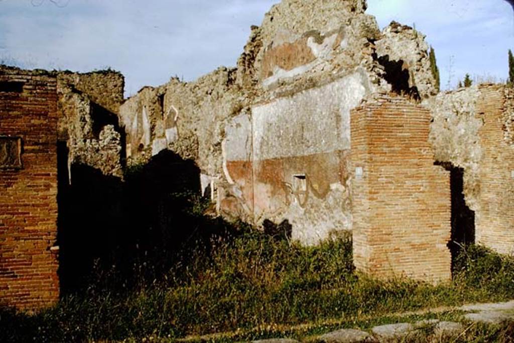 IX.2.7 Pompeii. 1964. Looking south-east towards entrance doorway on Via Stabiana.  Photo by Stanley A. Jashemski.
Source: The Wilhelmina and Stanley A. Jashemski archive in the University of Maryland Library, Special Collections (See collection page) and made available under the Creative Commons Attribution-Non Commercial License v.4. See Licence and use details.
J64f1331
