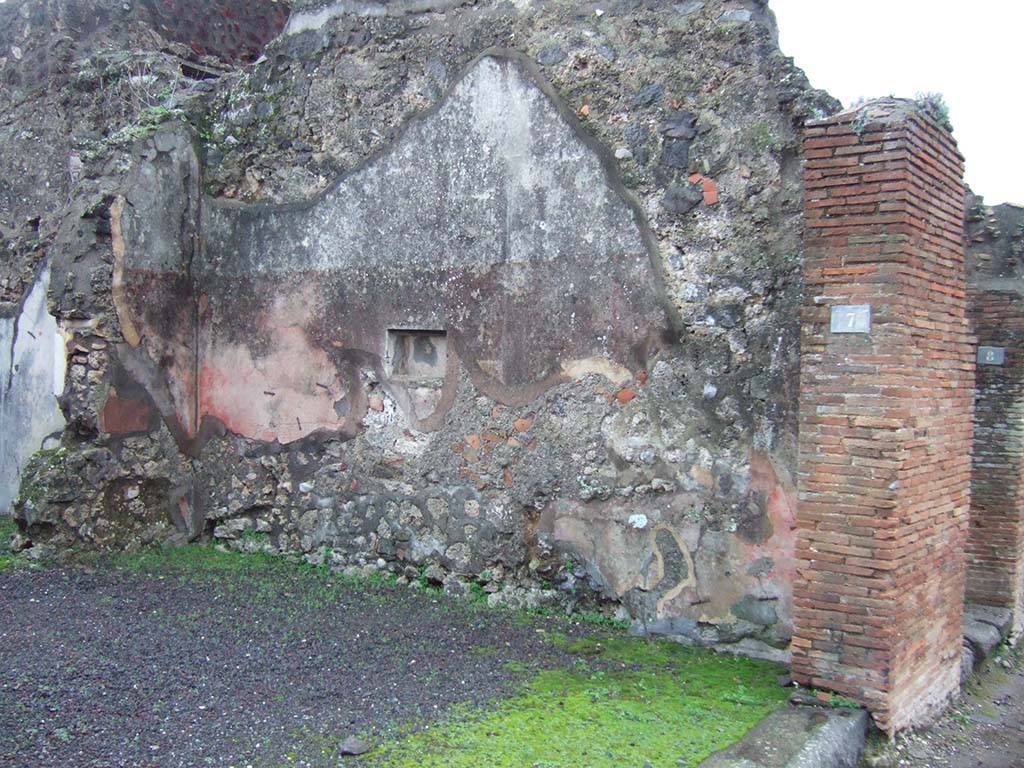 IX.2.7 Pompeii. December 2005. South wall of shop.
Originally the middle zone of the wall would have had a central yellow panel and red side panels.
A trace of a rectangular painting could be made out in the panel on the east side.
The upper zone of the wall was white, and decorated with paintings of swans, candelabra and other typical architectural motifs of the IV Style.
See Bragantini, de Vos, Badoni, 1986. Pitture e Pavimenti di Pompei, Parte 3. Rome: ICCD. (p.408)
