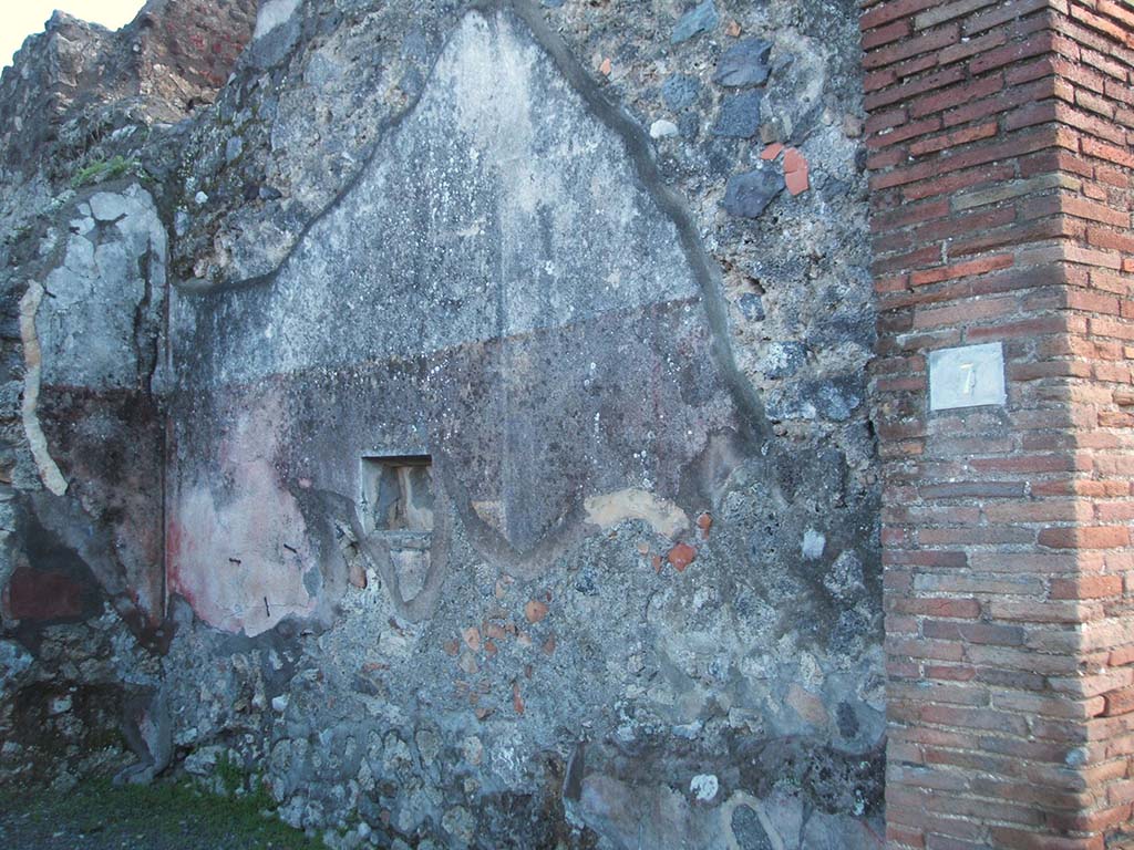 IX.2.7 Pompeii. December 2004. South wall of shop with niche.
According to Boyce, the excavation report stated this was a lararium. He gave the reference Bull. Arch. Nap., N.S.1, 1853, 25.
See Boyce G. K., 1937. Corpus of the Lararia of Pompeii. Rome: MAAR 14. (p. 80).
