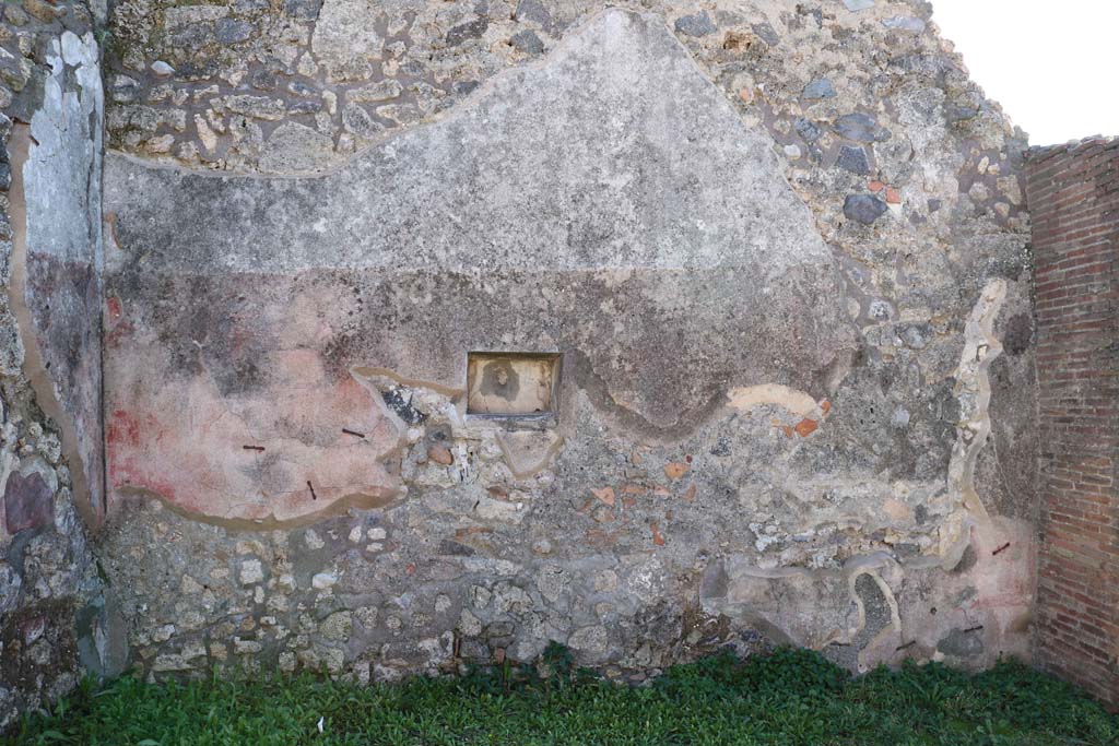 IX.2.7 Pompeii. December 2018. Looking towards south wall of shop, with niche. Photo courtesy of Aude Durand.

