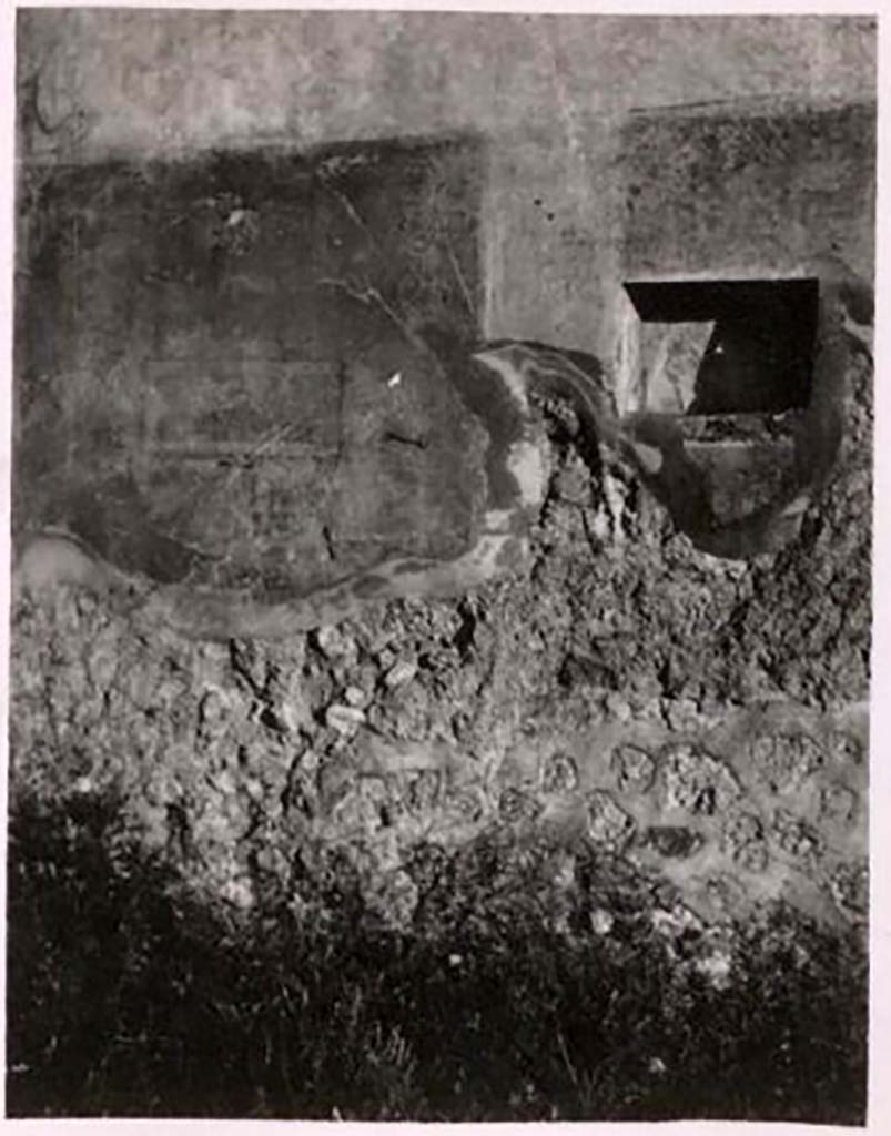 IX.2.7 Pompeii. Pre-1943. South wall of shop, with niche. Photo by Tatiana Warscher.
See Warscher, T. Codex Topographicus Pompeianus, IX.2. (1943), Swedish Institute, Rome. (no.18.), p. 44.
