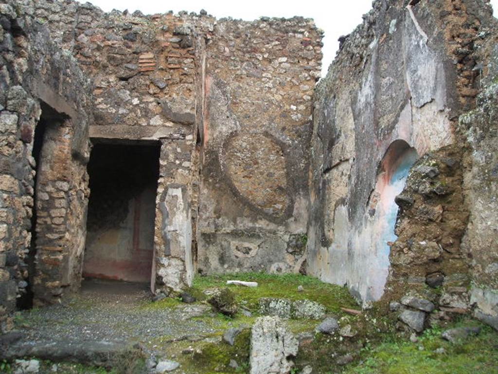 IX.2.7 Pompeii. December 2004. Looking east to doorways of a cubiculum, the triclinium and to the garden area. In the cubiculum, the zoccolo was red. On the white middle zone of the north wall, in a central panel was a painting of Apollo (Helbig 188). On the east wall was a painting of Ganymede (Helbig 153).
See Bragantini, de Vos, Badoni, 1986. Pitture e Pavimenti di Pompei, Parte 3. Rome: ICCD. (p.408)
See Helbig, W., 1868. Wandgemälde der vom Vesuv verschütteten Städte Campaniens. Leipzig: Breitkopf und Härtel. (153 and 188)
