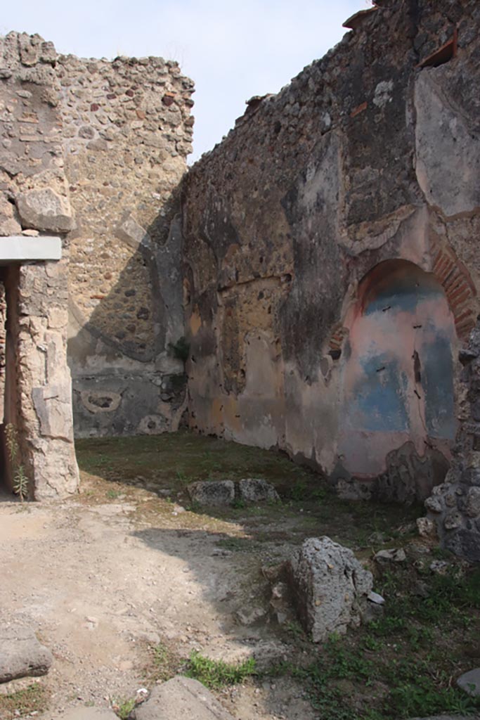 IX.2.7 Pompeii. October 2023. Looking east across garden area (h). Photo courtesy of Klaus Heese.