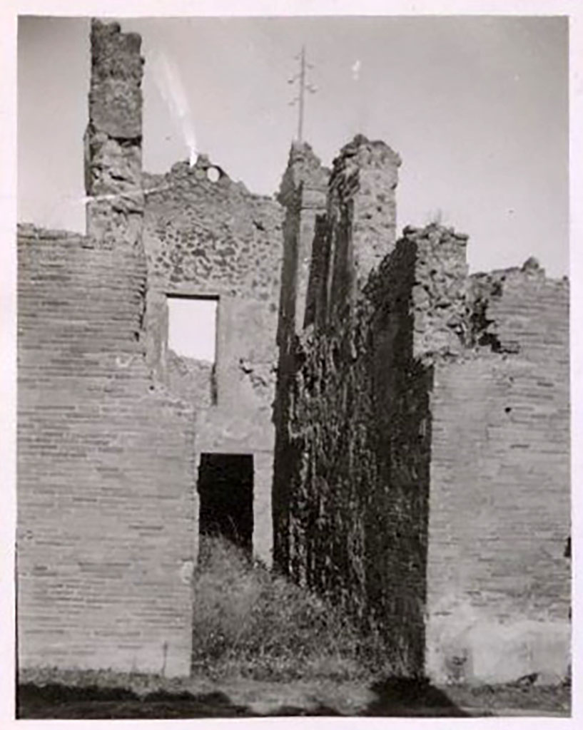 IX.2.8 Pompeii. Pre-1943. Looking east from entrance. Photo by Tatiana Warscher.
See Warscher, T. Codex Topographicus Pompeianus, IX.2. (1943), Swedish Institute, Rome. (no.25.), p. 54.
