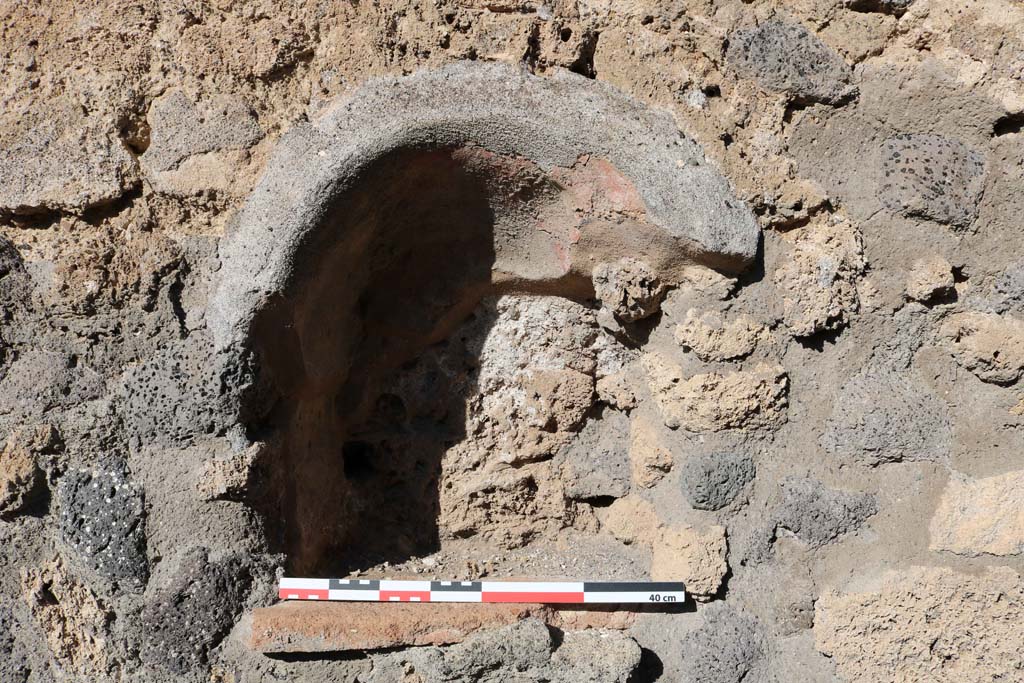 IX.2.11 Pompeii. December 2018. Detail of niche on north wall at west end. Photo courtesy of Aude Durand.