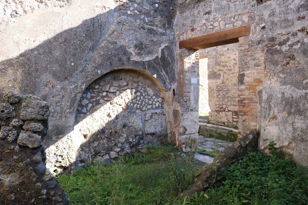 IX.2.13 Pompeii. December 2018. 
Looking towards east wall of entrance room, with entrance doorway on right. Photo courtesy of Aude Durand.

