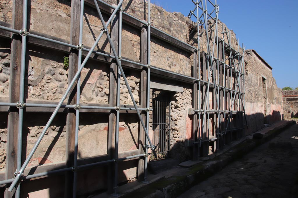 IX.2.15 Pompeii. October 2022. 
Looking north-east towards entrance doorway on north side of Vicolo di Balbo. Photo courtesy of Klaus Heese
