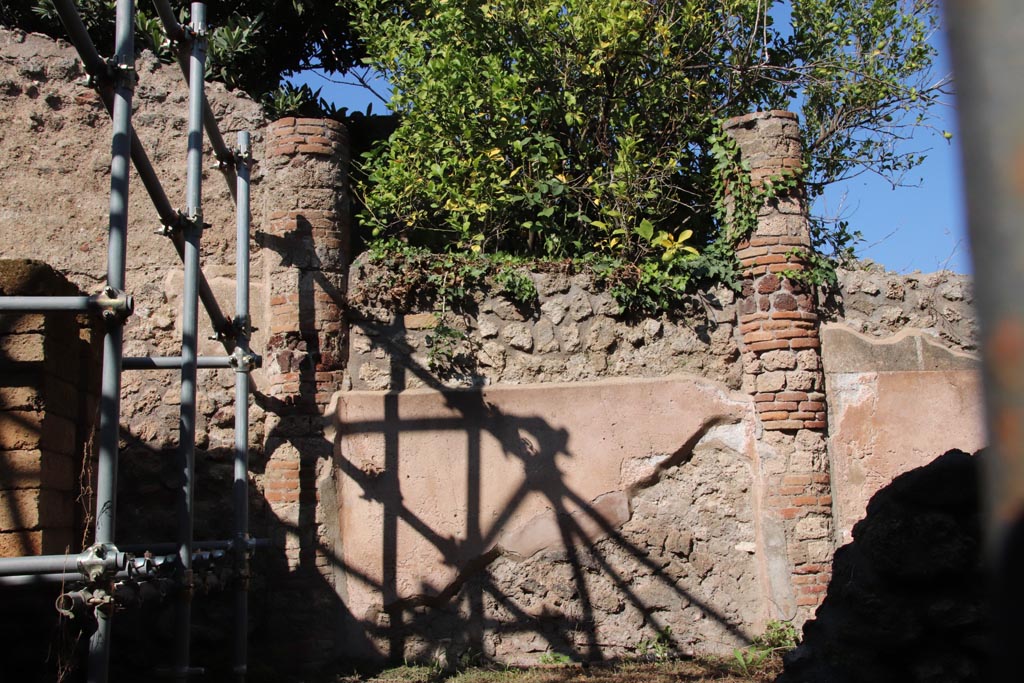 IX.2.15 Pompeii. October 2022. Columns in garden area, taken from entrance doorway. Photo courtesy of Klaus Heese