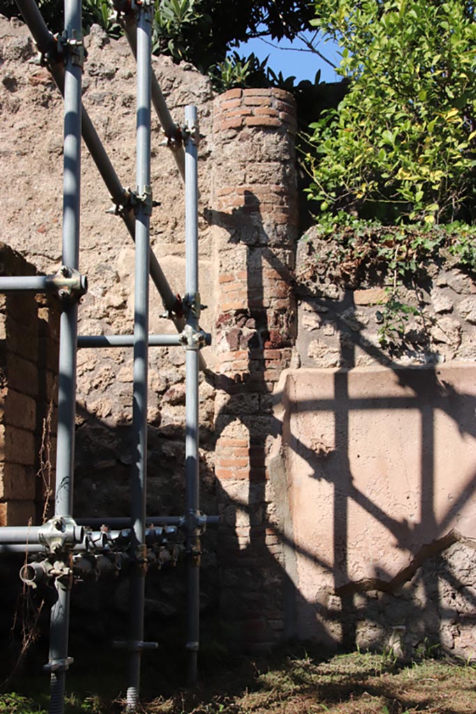 IX.2.15 Pompeii. October 2022. 
Detail of column in garden area, taken from entrance doorway. Photo courtesy of Klaus Heese
