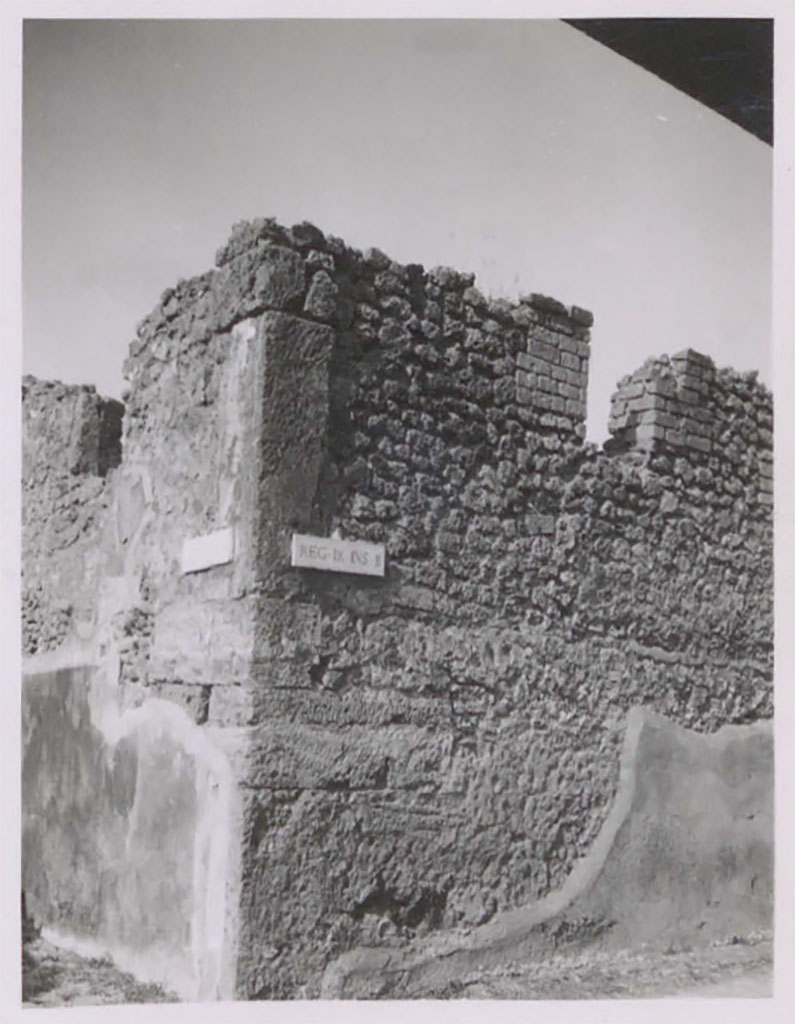 IX.2.16 Pompeii. Pre-1943. Looking towards corner with Vicolo di Balbo, on left, and Vicolo di Tesmo, on right. 
See Warscher, T. 1942. Catalogo illustrato degli affreschi del Museo Nazionale di Napoli. Sala LXXXII. Vol.4. Rome, Swedish Institute.
