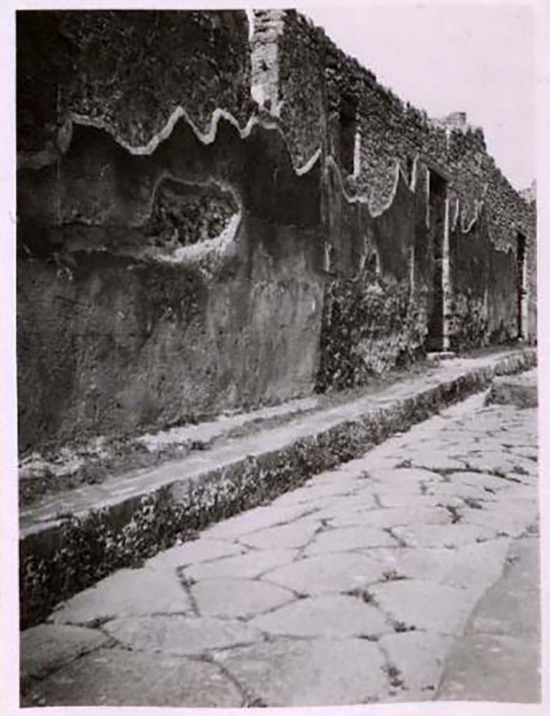 IX.2.17, Pompeii. Pre-1943. Looking north along west side of Vicolo di Tesmo towards doorway. 
Photo by Tatiana Warscher.
See Warscher, T. Codex Topographicus Pompeianus, IX.2. (1943), Swedish Institute, Rome. (no.86.), p. 166.
