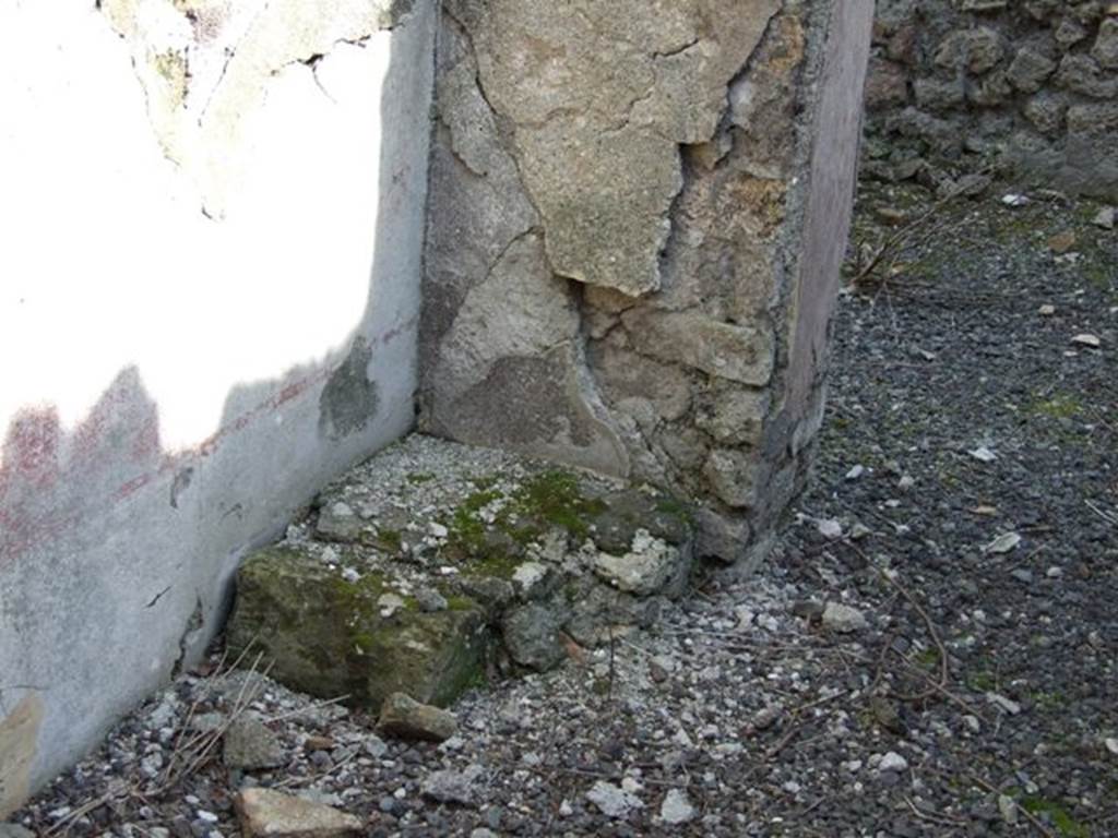 IX.2.18 Pompeii. March 2009. Room 10, south-east corner of cubiculum or triclinium.