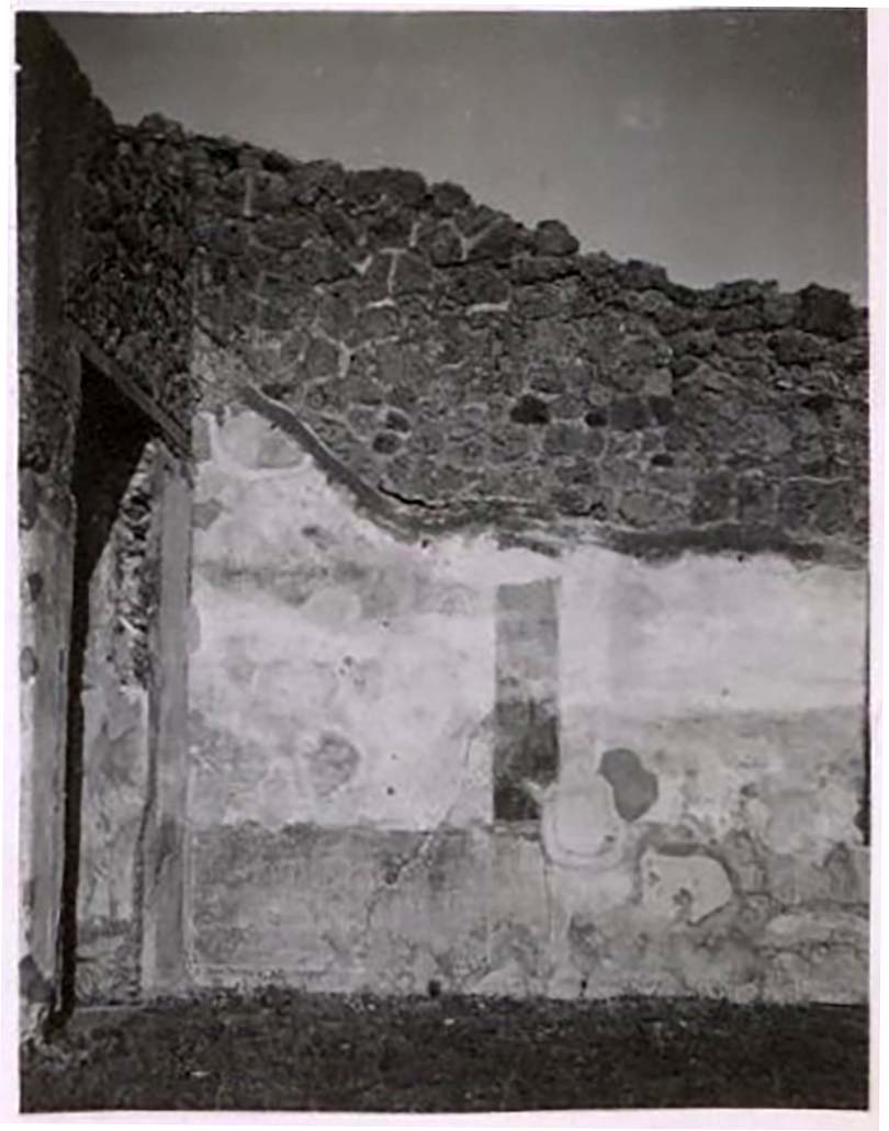 IX.2.18 Pompeii. Pre-1943. Photo by Tatiana Warscher.
Room 1, north wall of the atrium (north-west corner) with traces of IV Style wall decoration. 
On the left is the doorway into Corridor 13, leading to garden area 11.
See Warscher, T. Codex Topographicus Pompeianus, IX.2. (1943), Swedish Institute, Rome. (no.101.), p. 180.
