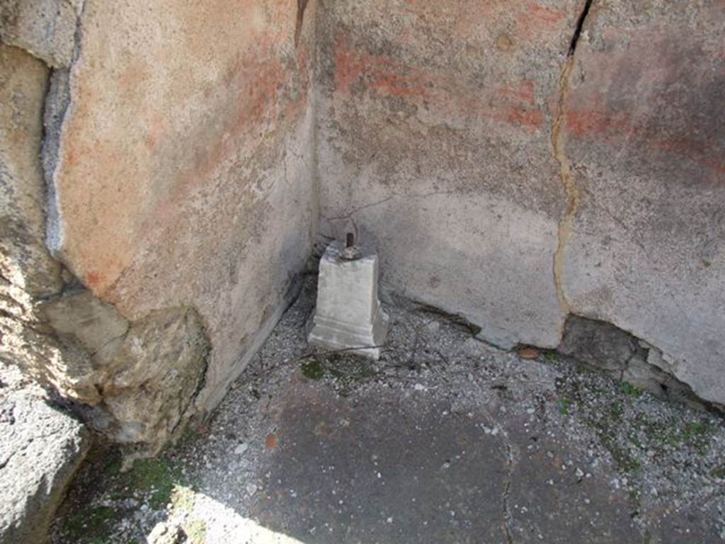 IX.2.18 Pompeii. March 2009. Room 3, triclinium, north-west corner. In this room, the cocciopesto floor showed a considerable quantity of limestone fragments and flakes.
