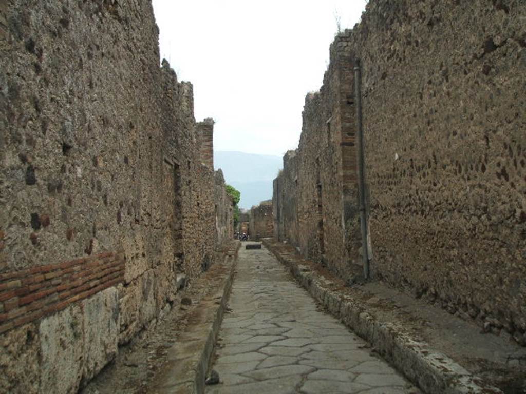 IX.7 Pompeii. December 2007. Vicolo di Tesmo looking south.        IX.2.19