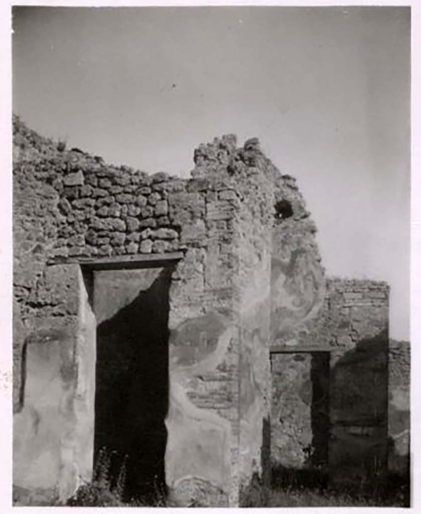 IX.2.21 Pompeii. Pre-1943. Looking south across atrium towards doorway to room 2, on left. Photo by Tatiana Warscher.
See Warscher, T. Codex Topographicus Pompeianus, IX.2. (1943), Swedish Institute, Rome. (no.114.), p. 195.
