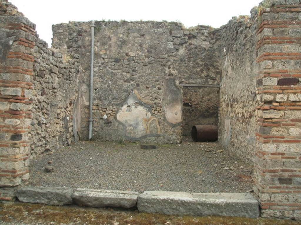 IX.2.22 Pompeii. May 2005. Looking south towards the entrance, and across the shop to the doorway leading to small rear room. On the left at the back would have been the stairs to the upper floor.
See Eschebach, L., 1993. Gebudeverzeichnis und Stadtplan der antiken Stadt Pompeji. Kln: Bhlau. (p. 410)
See Pappalardo, U., 2001. La Descrizione di Pompei per Giuseppe Fiorelli (1875). Napoli: Massa Editore. (p.143)
