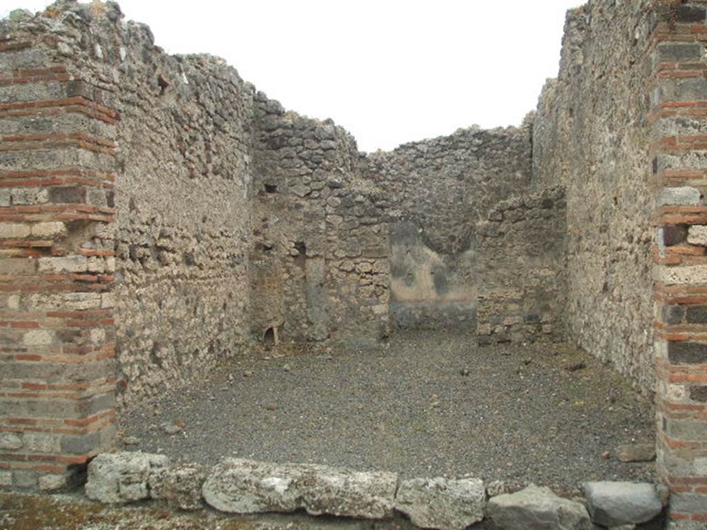 IX.2.23 Pompeii. May 2005. Entrance, looking south across the shop.