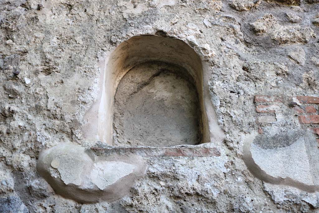 IX.2.24 Pompeii. December 2018. Looking towards west wall with niche. Photo courtesy of Aude Durand. 