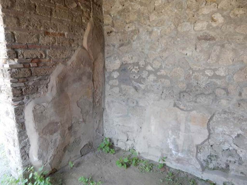 IX.2.27 Pompeii. May 2017. Looking towards south-east corner of triclinium. Photo courtesy of Buzz Ferebee.
