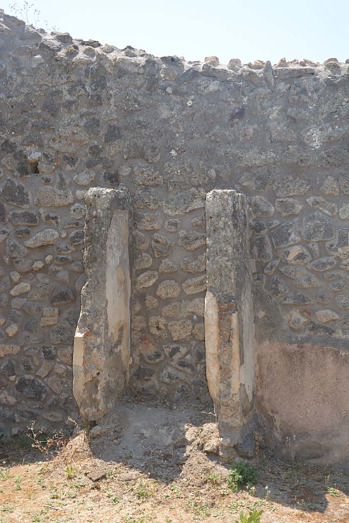 IX.2.27 Pompeii. July 2017. Looking towards west wall of peristyle, with remains of shrine. 
Foto Annette Haug, ERC Grant 681269 DÉCOR.
