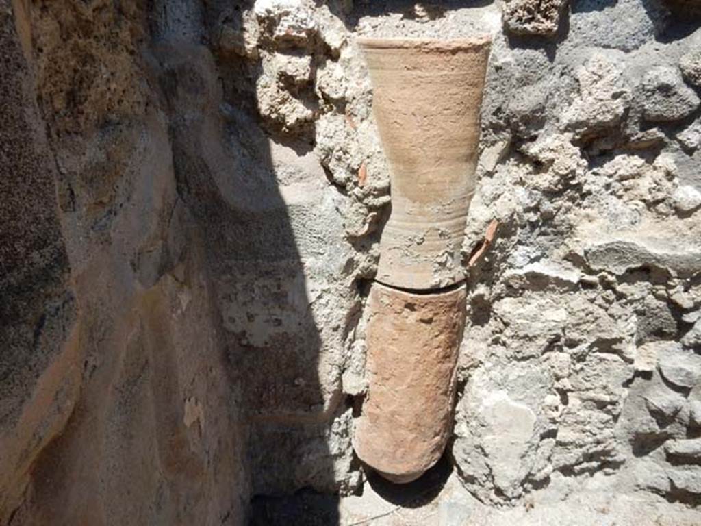 IX.2.27/28 Pompeii. May 2017. Downpipe in latrine. Photo courtesy of Buzz Ferebee.