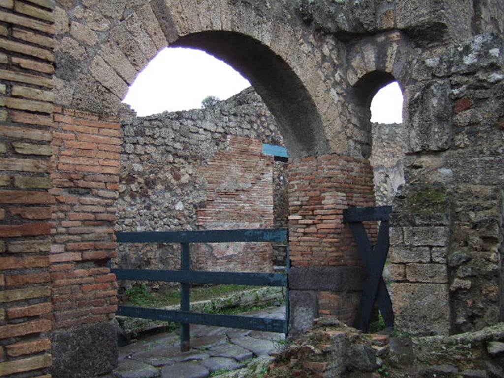 IX.2.28 Pompeii. December 2005. Looking north-east from entrance.