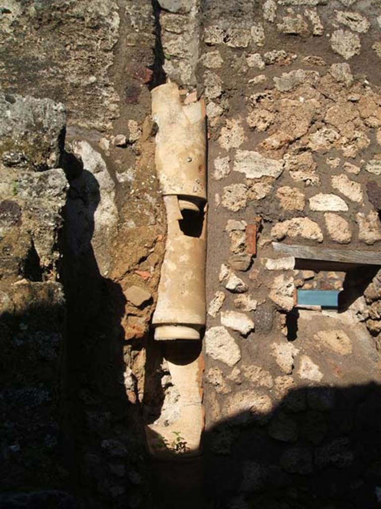 IX.2.27 Pompeii. December 2004. Downpipe in latrine by rear entrance at IX.2.28.