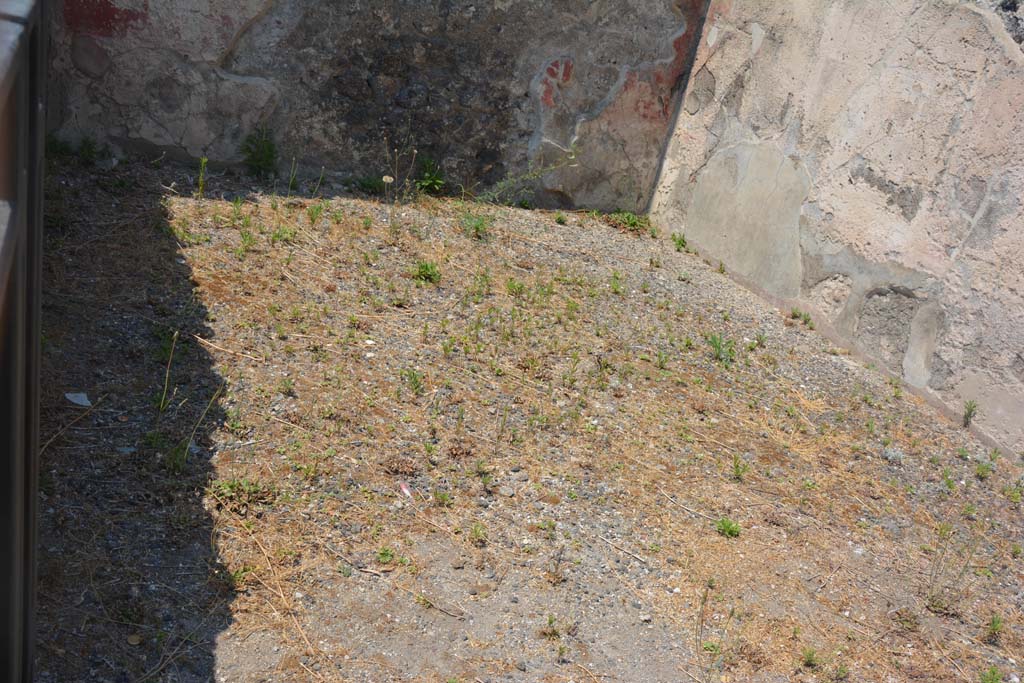 IX.3.2 Pompeii. July 2017. Looking north across flooring in exedra/ala on north side of former atrium.
Foto Annette Haug, ERC Grant 681269 DÉCOR.
