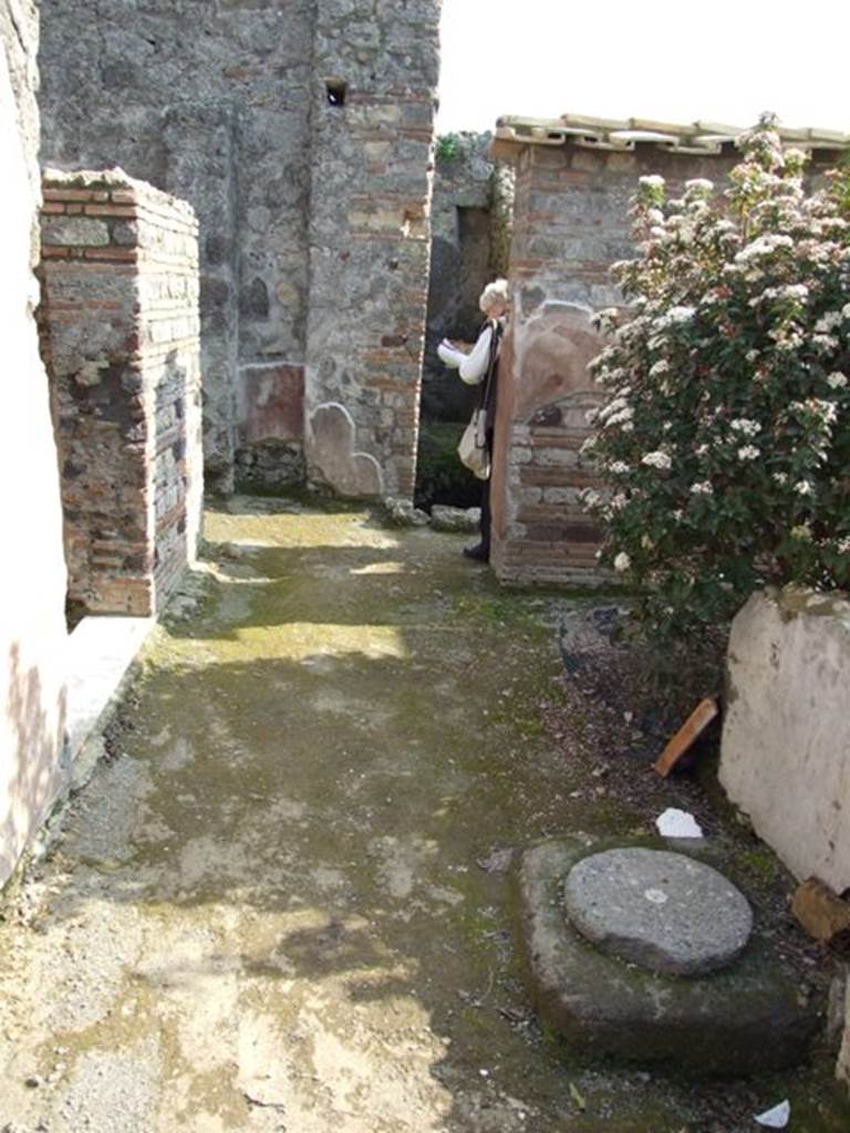 IX.3.5 Pompeii. March 2009. Room 21, corridor, looking south. Cistern mouth on the right.

