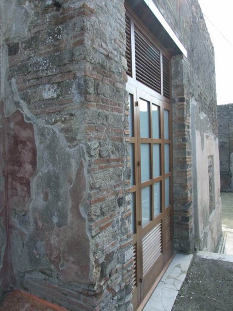 IX.3.5 Pompeii.  March 2009.  South wall of garden area, showing window from triclinium, room 14.
