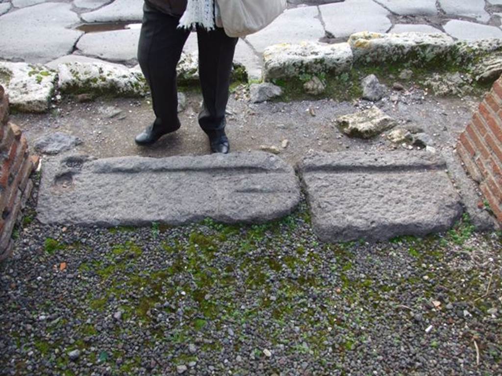 IX.3.8 Pompeii.December 2007. Entrance sill.

