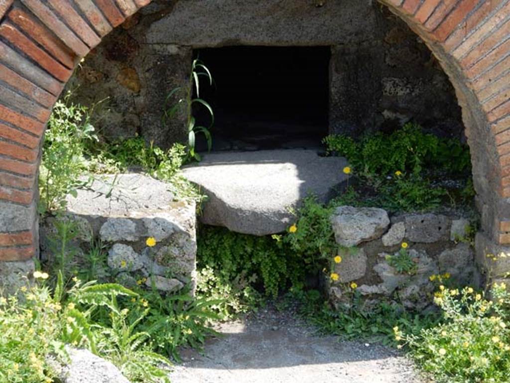 IX.3.12 Pompeii. May 2018. Detail of oven. Photo courtesy of Buzz Ferebee.