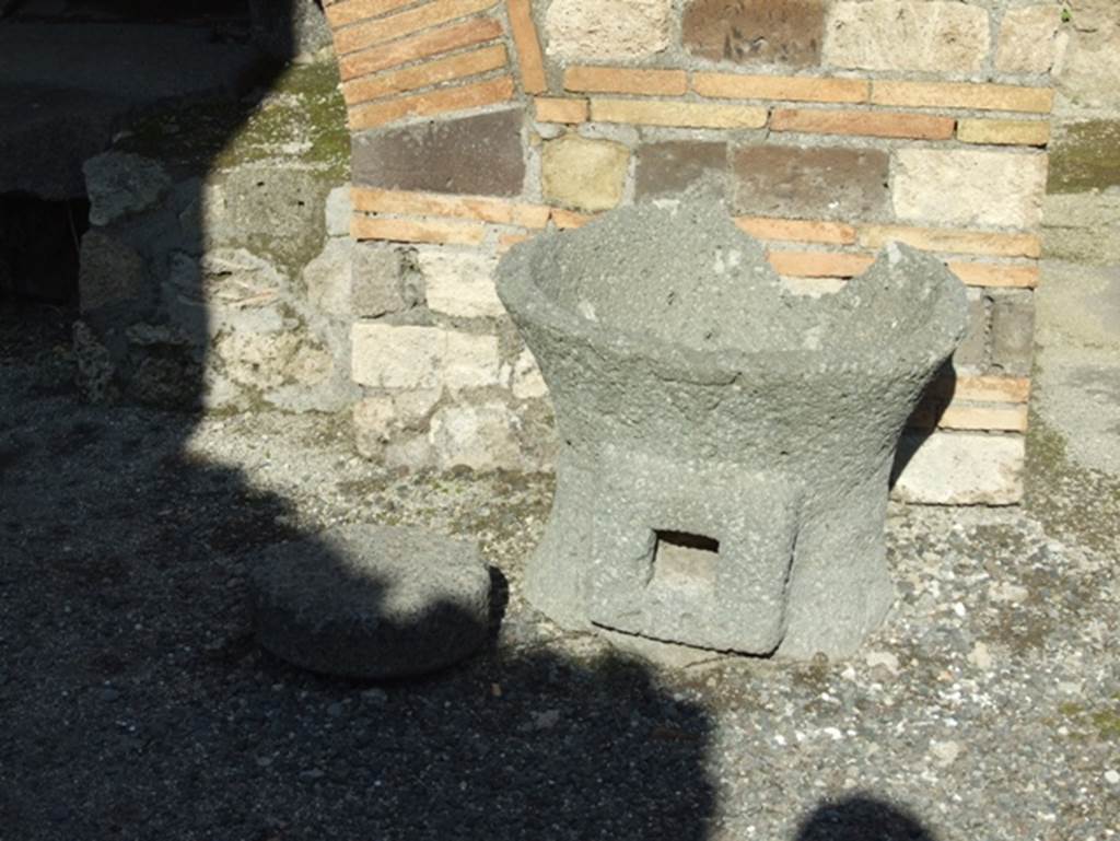 IX.3.12 Pompeii.  March 2009.  Part of mill to right of oven.