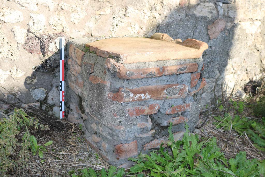 IX.3.17 Pompeii. December 2018. Detail of altar near east wall of workshop. Photo courtesy of Aude Durand.