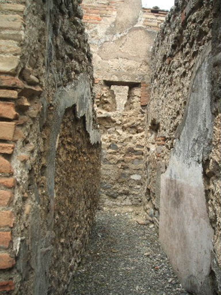 IX.3.17  Pompeii.  May 2005. Corridor to rear.