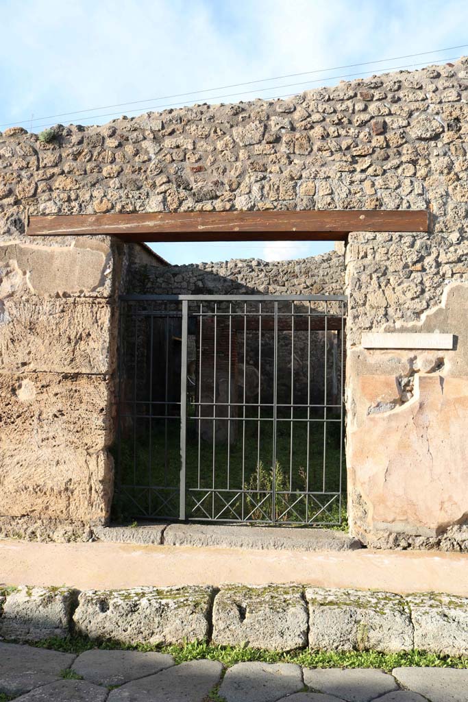 IX.3.19 Pompeii. December 2018. 
Entrance doorway to shop-room of bakery. Photo courtesy of Aude Durand.
Found on the wall on the right side of the entrance doorway was the graffito -
Herennium et Suettium aed(iles)
Statia rog(at)      [CIL IV 3683]   
See Della Corte, M., 1965. Case ed Abitanti di Pompei. Napoli: Fausto Fiorentino. (p. 193).
