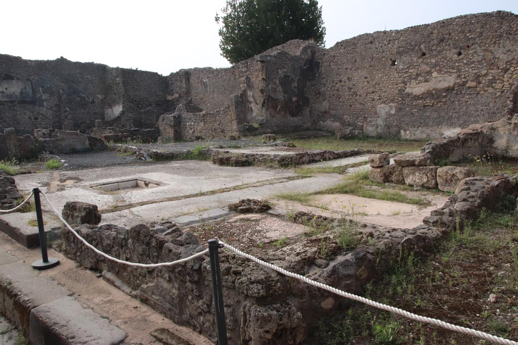 IX.3.22 Pompeii. October 2023. Looking south-west across site from Vicolo di Tesmo. Photo courtesy of Klaus Heese.