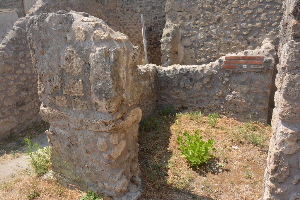 IX.3.23 Pompeii. July 2017. Room d, looking north through doorway.
Foto Annette Haug, ERC Grant 681269 DÉCOR.

