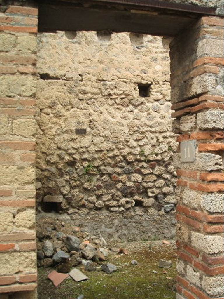 IX.4.11 Pompeii. May 2005. Entrance to room with three doorways.
Looking north into room w, through doorway at western end. 

