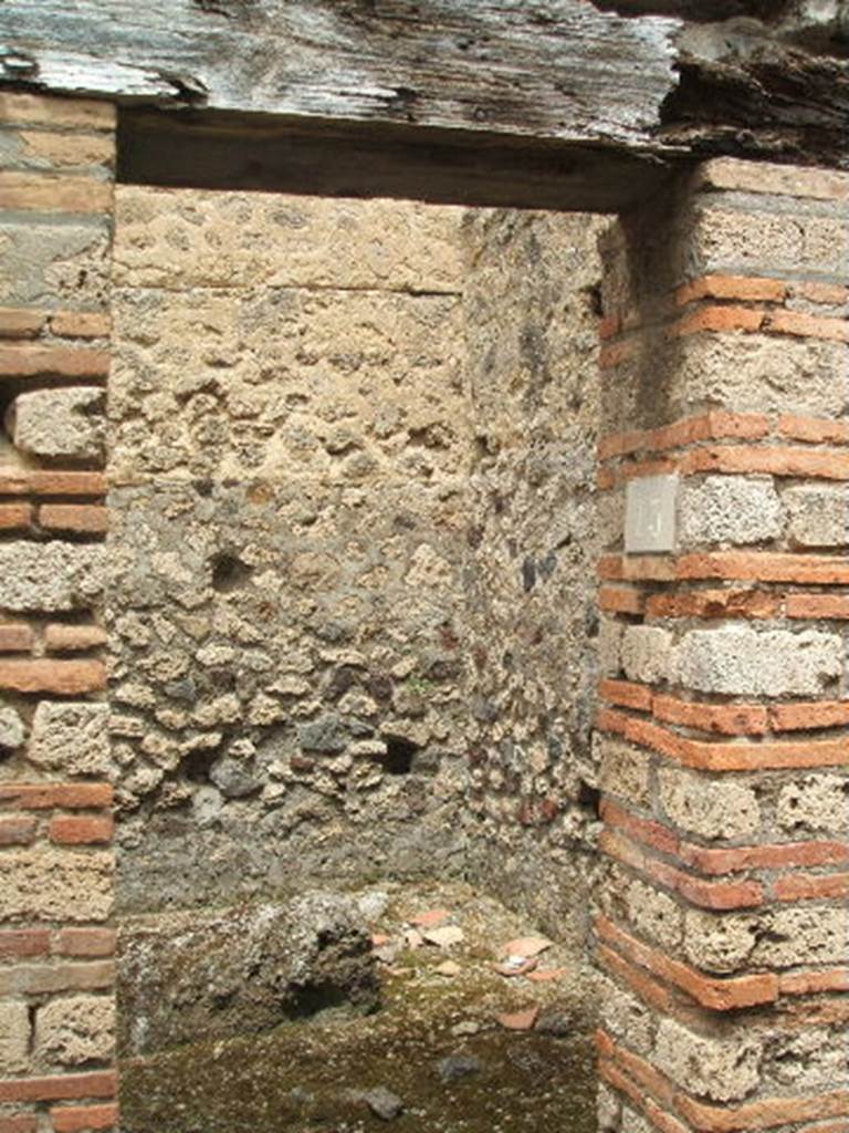 IX.4.13 Pompeii. May 2005. Entrance to room with three doorways. Looking north into doorway to room w, at eastern end.