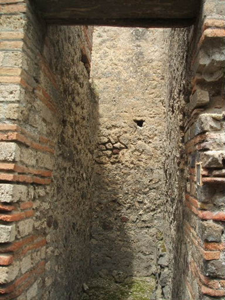 IX.4.14 Pompeii. May 2005. Looking north. According to Eschebach, this is an entrance to the Baths.
See Eschebach, L., 1993. Gebudeverzeichnis und Stadtplan der antiken Stadt Pompeji. Kln: Bhlau. (p. 421)
