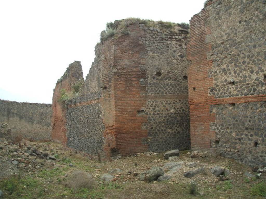 IX.4.16 Pompeii. May 2005. Looking south-west along open area u towards service area t. Laconicum r is in the centre.
