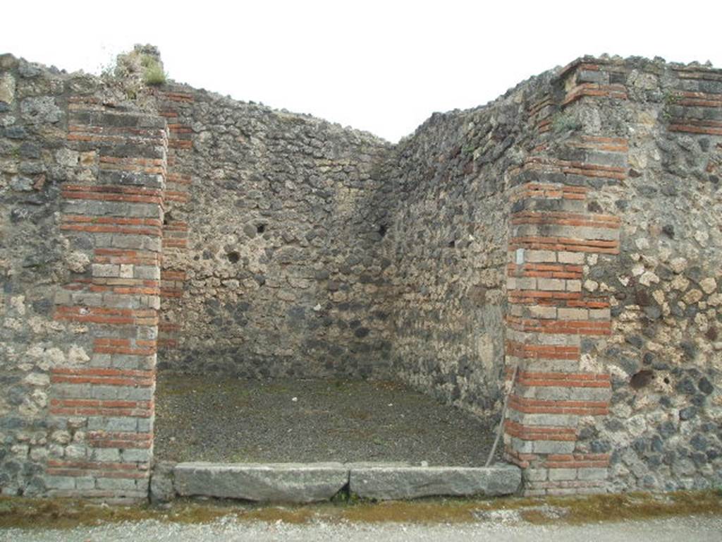 IX.4.17 Pompeii. May 2005. Looking south to entrance on Via di Nola.