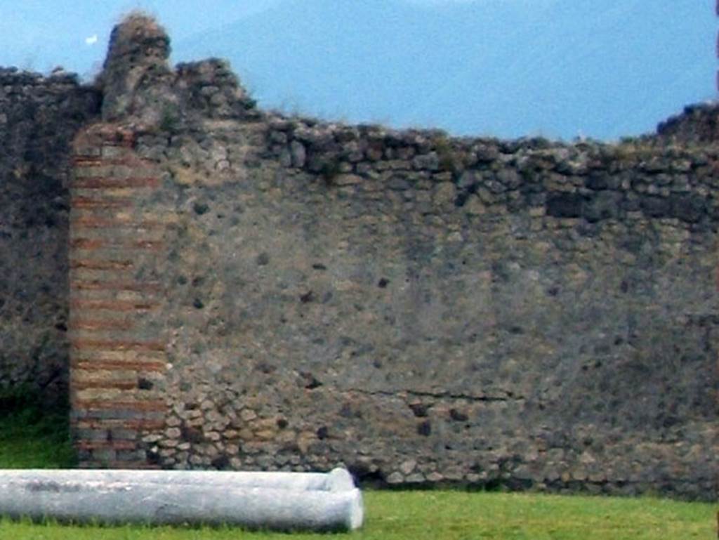 IX.4.18 Pompeii. May 2005. Rear wall of latrine “e” in south-west corner of baths. There is no entrance here. The latrine entrance is inside the entrance corridor at IX.4.10.