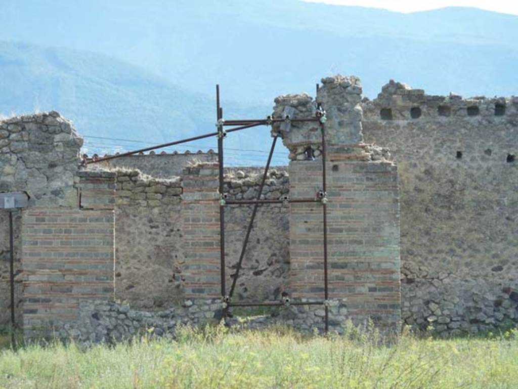 IX.4.18 Pompeii. September 2015. Looking south to changing room “f” on south side of baths.

