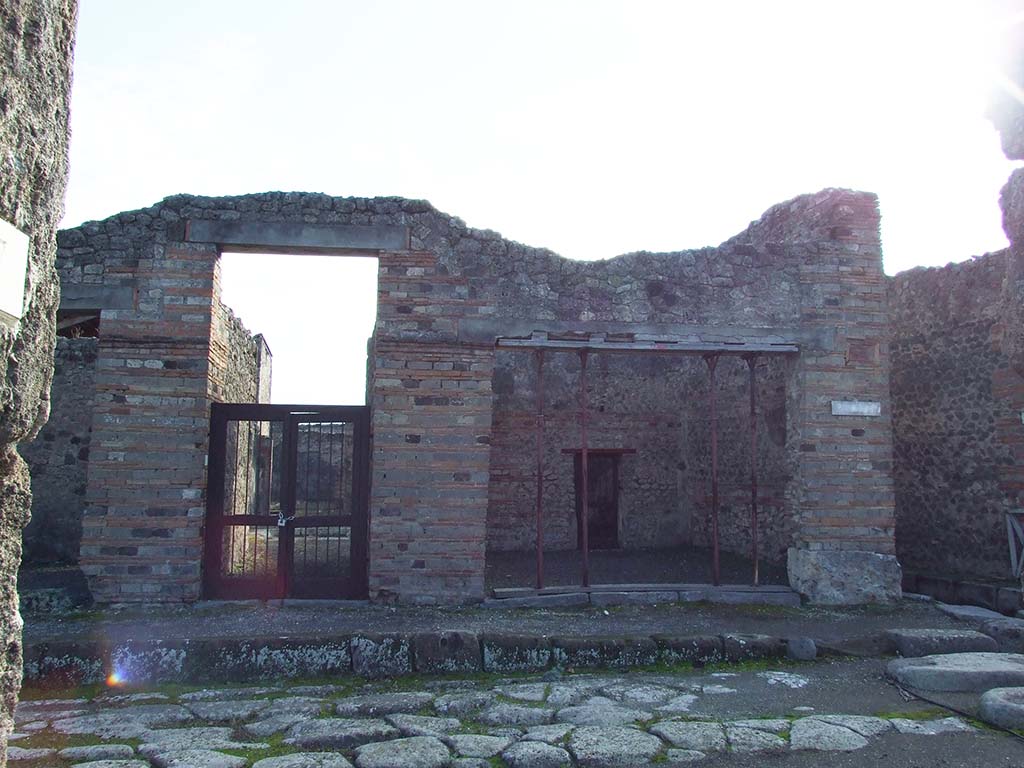 IX.5.1 Pompeii. December 2007. Looking south to entrance to shop on Via di Nola.
According to Della Corte, on the right pilaster of the shop, an electoral recommendation was found.
The recommendation made him think that this property was owned by the family Stronnia.
Stronnius (rogat)    [CIL IV 3688 with Note 3, on page 130]
See Della Corte, M., 1965. Case ed Abitanti di Pompei. Napoli: Fausto Fiorentino. (p.130)
According to Epigraphik-Datenbank Clauss/Slaby (See www.manfredclauss.de), this read as –
]
Stronnius IR    [CIL IV 3688]
